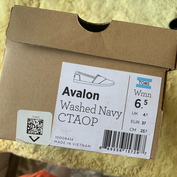 Toms Sneaker Like New, Never Worn - Picture 3 of 3